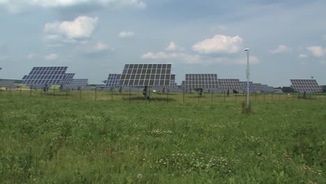 Schwenk-über-Ein-Solarfeld-Oder-Sonnenkollektoren-In-Der-Nähe-Von-Nassenfels,-Deutschland