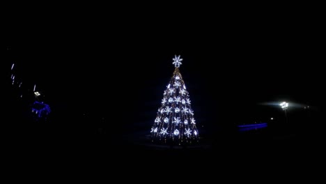 Charmanter-Weihnachtsbaum-Im-Dunkeln.-Zeitraffer