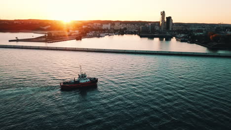 Drohne,-Die-Bei-Sonnenuntergang-Um-Ein-Fischerboot-In-Der-Nähe-Der-Bucht-Herumfliegt