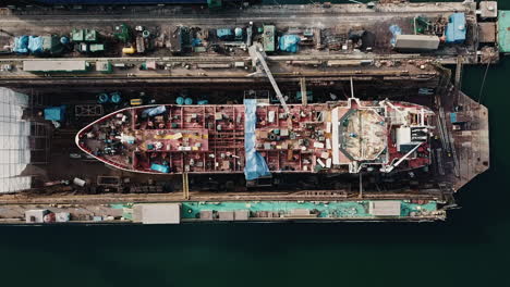 Drohne-Fliegt-über-Dem-Großen-Frachtschiff-In-Den-Werftdocks