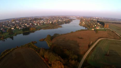 Nebeliger-Sonnenaufgang-über-Dem-Fluss-Sirvinta.-Szenische-Luftaufnahmen-2