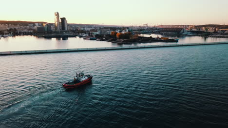 Drone-Volando-Sobre-El-Barco-De-Pesca-Navegando-En-El-Mar-Báltico-Al-Atardecer-En-Gdynia