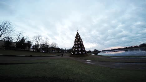 Dramatische-Wolken-über-Dem-Charmanten-Weihnachtsbaum-In-Der-Nähe-Des-Flusses