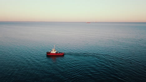 Drohne-Fliegt-über-Dem-Fischerboot,-Das-Bei-Sonnenuntergang-Auf-Dem-Meer-Segelt