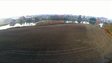 Ackerlandreihen-In-Der-Nähe-Des-Flusses.-Luftaufnahmen