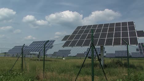 Tiro-Medio-De-Campo-Solar-O-Paneles-Solares-Cerca-De-Nassenfels,-Alemania