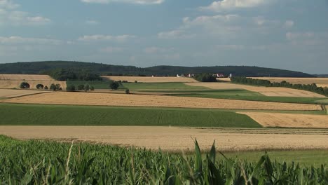 Beautiful-panorama-shot-over-fields-in-Bavaria-near-Mendorf-in-summer,-Germany