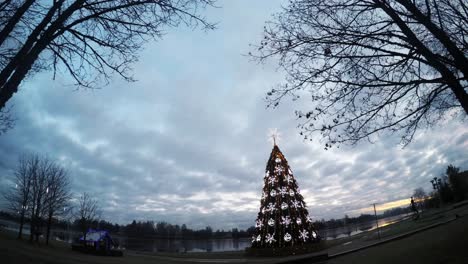 Dramatische-Wolken-über-Dem-Charmanten-Weihnachtsbaum-In-Der-Nähe-Des-Flusses-2