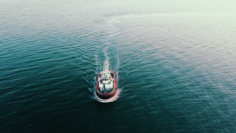 Drones-Volando-Sobre-El-Barco-Pesquero-Navegando-En-El-Mar-Báltico-Al-Atardecer