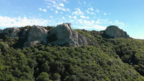 Drohne-Klettert-über-Einen-Wald-Zu-Den-Felsen-Auf-Der-Spitze,-Kotel,-Bulgarien---15