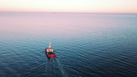 Drohne-Fliegt-Um-Fischerboot,-Das-Bei-Sonnenuntergang-Auf-Dem-Meer-Segelt-1