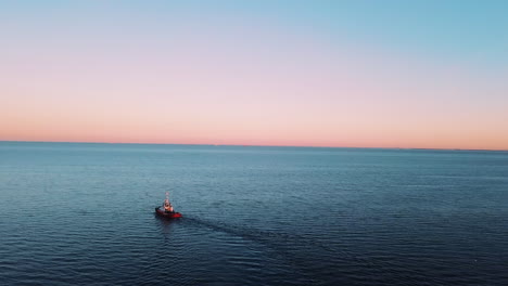 Drohne-Fliegt-über-Das-Fischerboot,-Das-Bei-Sonnenuntergang-Auf-Dem-Meer-Segelt