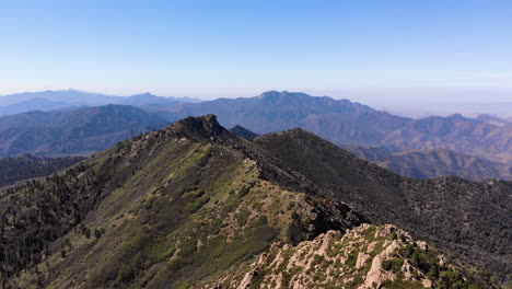 Antena-De-Los-Picos-De-Las-Altas-Montañas-Del-Desierto-Y-La-Línea-De-Cresta