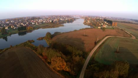 Nebeliger-Sonnenaufgang-über-Dem-Fluss-Sirvinta.-Szenische-Luftaufnahmen
