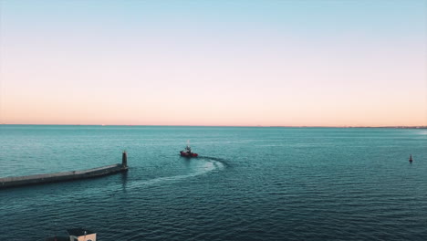 Drohne,-Die-Fischerboote-Hochfliegt,-Die-Bei-Sonnenuntergang-Aus-Der-Bucht-Segeln