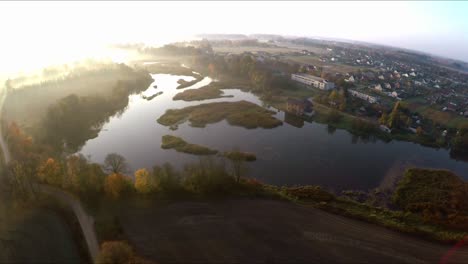 Nebeliger-Sonnenaufgang-über-Dem-Fluss.-Szenische-Luftaufnahmen