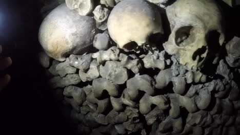Closeup-of-piles-of-skulls-and-bones-in-Catacombs