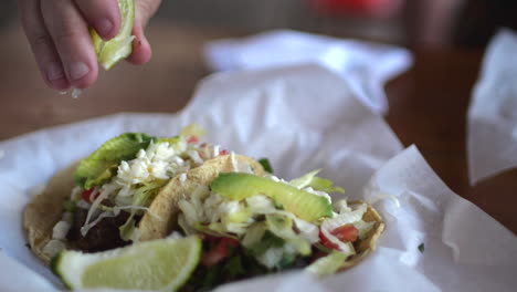 Closeup-of-squeezing-lime-on-traditional-tacos
