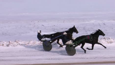 Horse-racing-derby-in-winter
