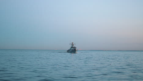 Barco-Militar-Navegando-En-El-Mar-Al-Atardecer