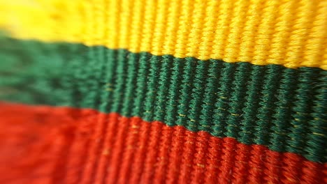 Band-Der-Litauischen-Flagge.-Makro-Nahaufnahme-1