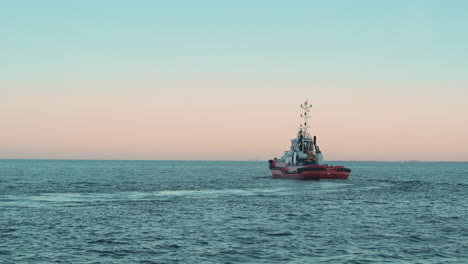 Fischerboot,-Das-Bei-Sonnenuntergang-Auf-Der-Ostsee-In-Gdynia-Segelt