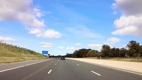 Lapso-De-Tiempo-Del-Coche-En-La-Autopista-Británica-M1-En-Un-Día-Cálido-Soleado-Azul-Brillante-En-Inglaterra