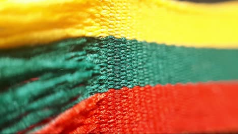 Gelbes,-Grünes-Und-Rotes-Litauisches-Flaggenband.-Makro-Nahaufnahme