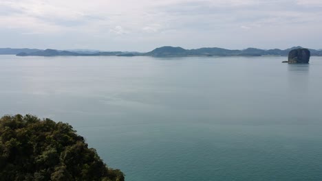 Drohnenaufnahmen-Von-Inseln-In-Thailand-Mit-Kalksteinfelsen,-Die-Aus-Dem-Wasser-Ragen,-Und-Dem-Ozean-Im-Hintergrund-10