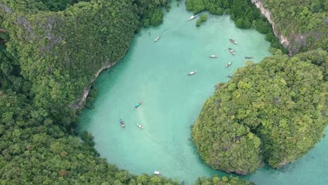 Drohnenaufnahmen-Der-Lagune-Von-Hong-Island-Mit-Booten,-Die-Durch-Den-Kanal-Navigieren-6