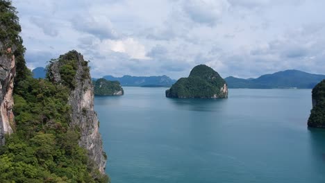 Drohnenaufnahmen-Von-Inseln-In-Thailand-Mit-Kalksteinfelsen,-Die-Aus-Dem-Wasser-Ragen,-Und-Dem-Ozean-Im-Hintergrund-13