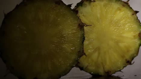 Saftig-Süße-Comosus-Ananas-Ananas-Scheiben-In-Einem-Dunklen