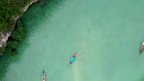 Drohnenaufnahmen-Der-Lagune-Von-Hong-Island-Mit-Booten,-Die-Durch-Den-Kanal-Navigieren-5