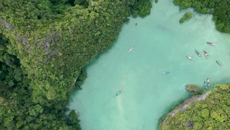 Drohnenaufnahmen-Der-Lagune-Von-Hong-Island-Mit-Booten,-Die-Durch-Den-Kanal-Navigieren-2