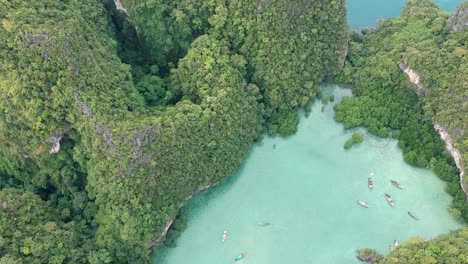 Drohnenaufnahmen-Der-Lagune-Von-Hong-Island-Mit-Booten,-Die-Durch-Den-Kanal-Navigieren-7