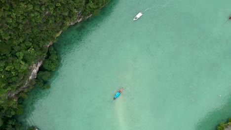 Drohnenaufnahmen-Der-Lagune-Von-Hong-Island-Mit-Booten,-Die-Durch-Den-Kanal-Navigieren-8