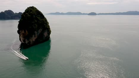 Drohnenaufnahmen-Von-Inseln-In-Thailand-Mit-Kalksteinfelsen,-Die-Aus-Dem-Wasser-Ragen,-Und-Dem-Ozean-Im-Hintergrund-5