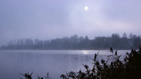 Nebel-Und-Sonnenaufgang-über-Dem-Fluss-Und-Stürzt-Am-Herbstmorgen-2