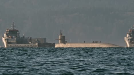 Ein-Kleiner-Konvoi-Passiert-Den-Kitsap-Memorial-State-Park,-Inklusive-Aufgetauchtem-U-Boot