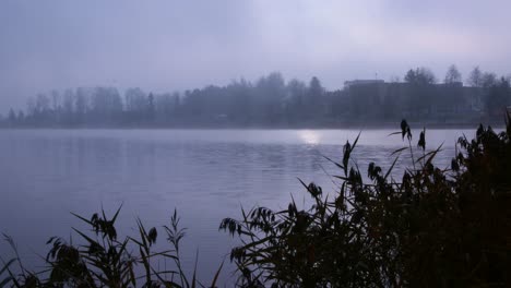 Nebel-Und-Sonnenaufgang-über-Dem-Fluss-Und-Stürzt-Am-Herbstmorgen-1