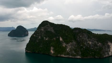 Drohnenaufnahmen-Von-Inseln-In-Thailand-Mit-Kalksteinfelsen,-Die-Aus-Dem-Wasser-Ragen,-Und-Dem-Ozean-Im-Hintergrund-17
