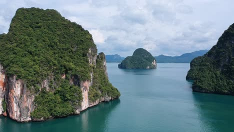Drohnenaufnahmen-Von-Inseln-In-Thailand-Mit-Kalksteinfelsen,-Die-Aus-Dem-Wasser-Ragen,-Und-Dem-Ozean-Im-Hintergrund-6