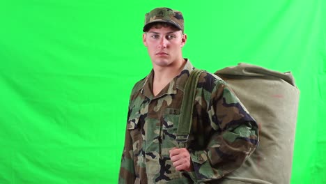 Ein-US-Armeesoldat-Stand-Wartend-Mit-Einer-Standard-Duffle-Tasche-An