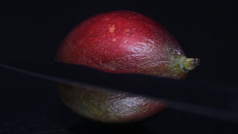 Cuchillo-Y-Fruta-De-Mango-En-La-Oscuridad-1