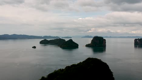Drohnenaufnahmen-Von-Inseln-In-Thailand-Mit-Kalksteinfelsen,-Die-Aus-Dem-Wasser-Ragen,-Und-Dem-Ozean-Im-Hintergrund-16
