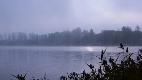 Nebel-Und-Sonnenaufgang-über-Dem-Fluss-Und-Stürzt-Am-Herbstmorgen
