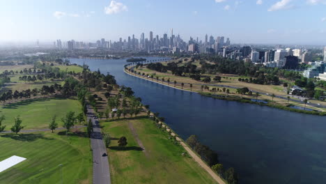 Side-pan-of-Albert-Park,-Melbourne-Australia