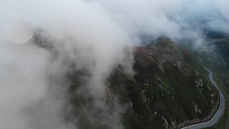 Luftclip-In-Den-Wolken-In-Den-Voralpen-Von-Maniva,-Lombardei,-Italien-1