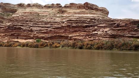 Pan-of-canyon-wall-from-river-in-Utah