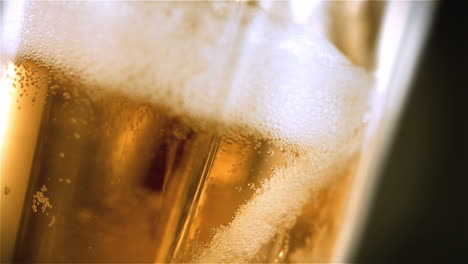 Bier-Gießt-In-Abgewinkeltes-Glas